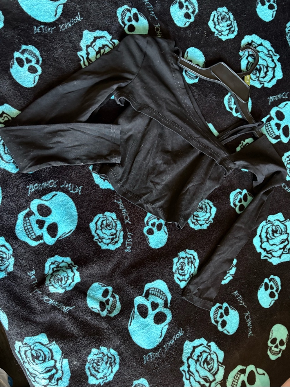Women's Black Long-Sleeve V-Neck Crop Top